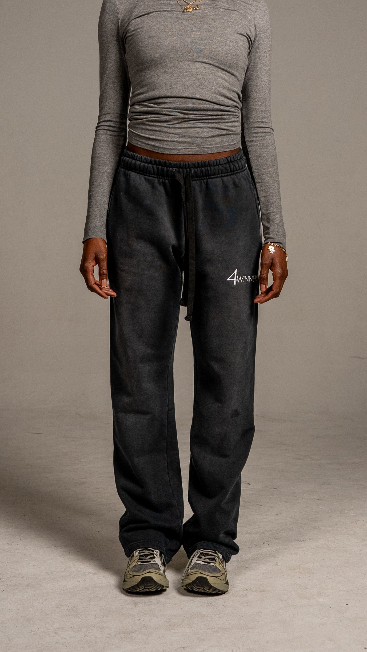 4WINNER LOGO SWEATS - CHARCOAL