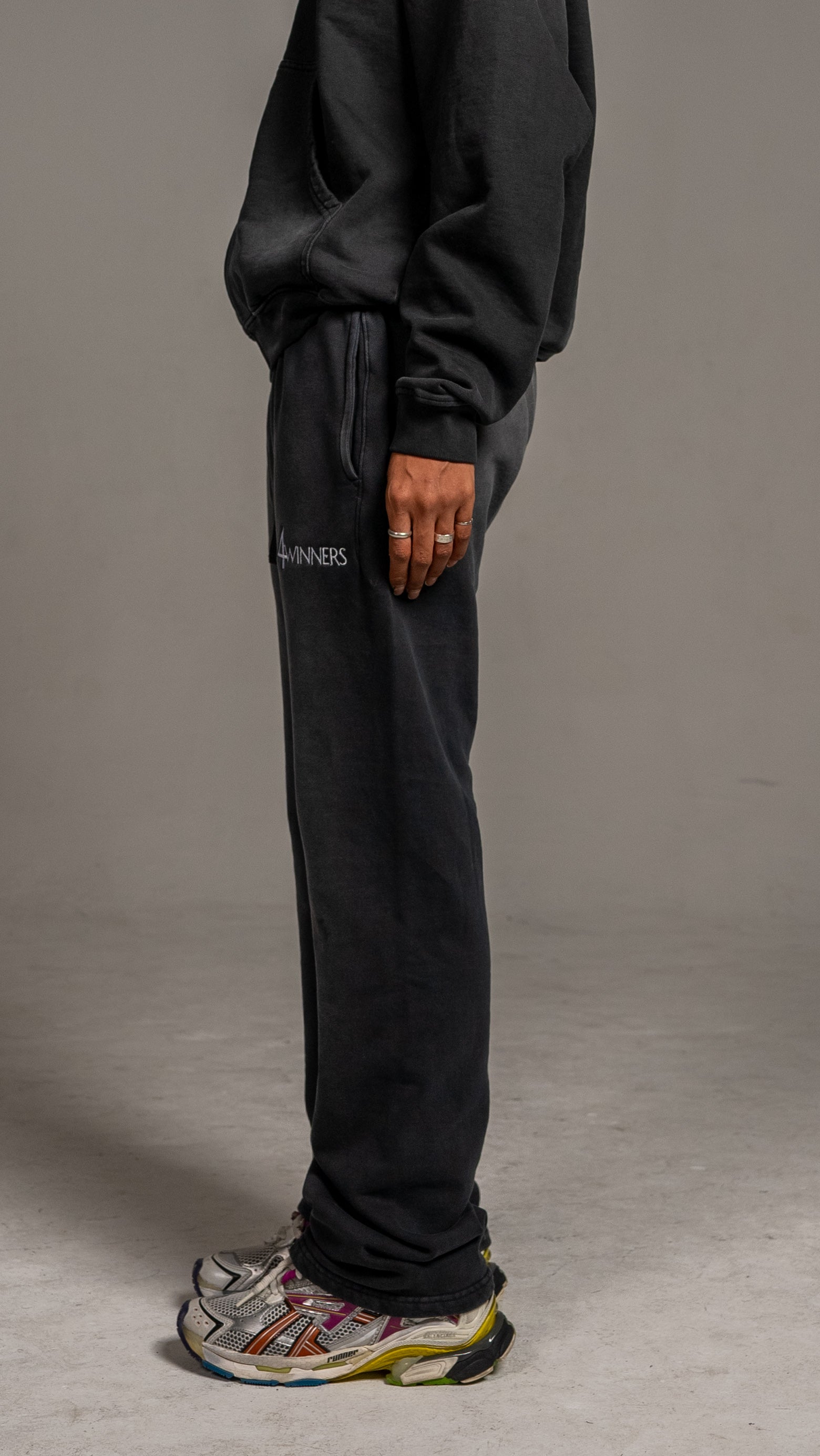 4WINNER LOGO SWEATS - CHARCOAL