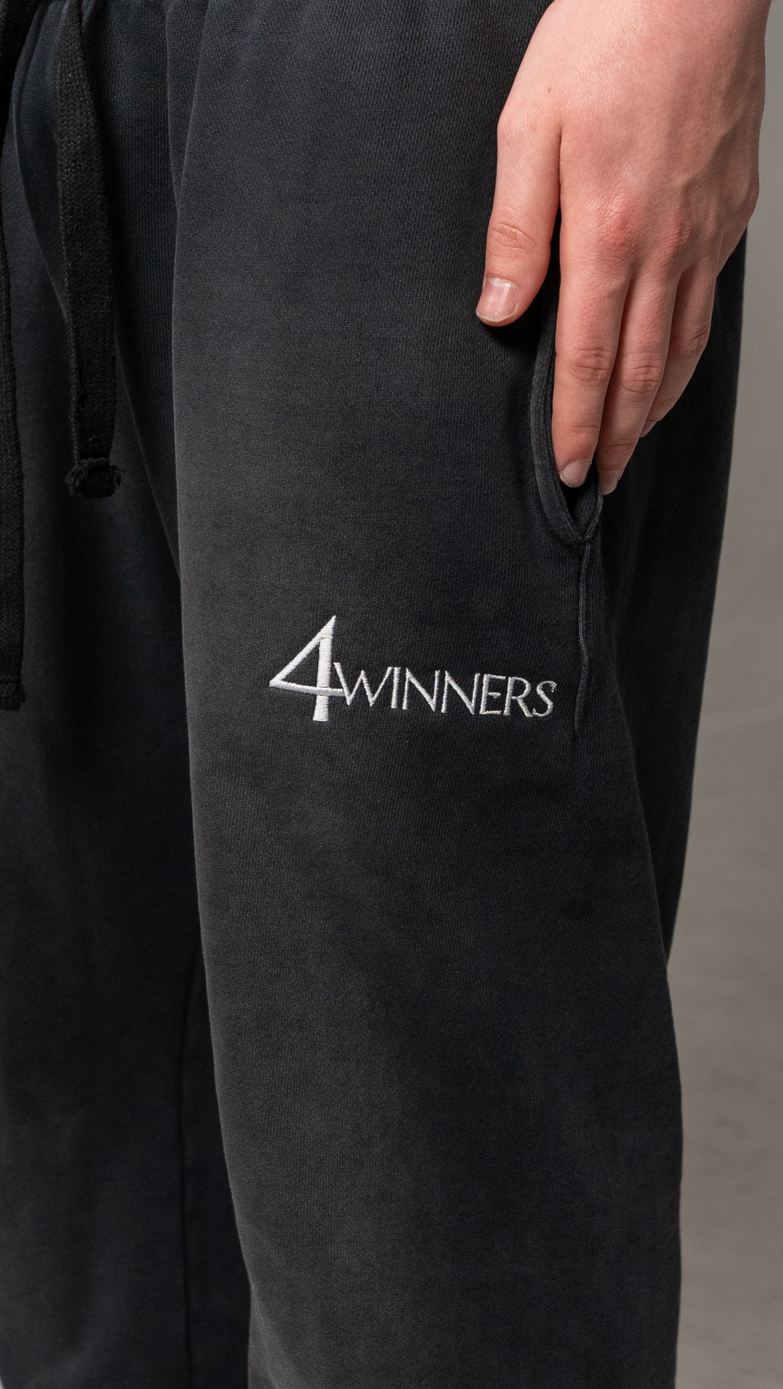 4WINNER LOGO SWEATS - CHARCOAL