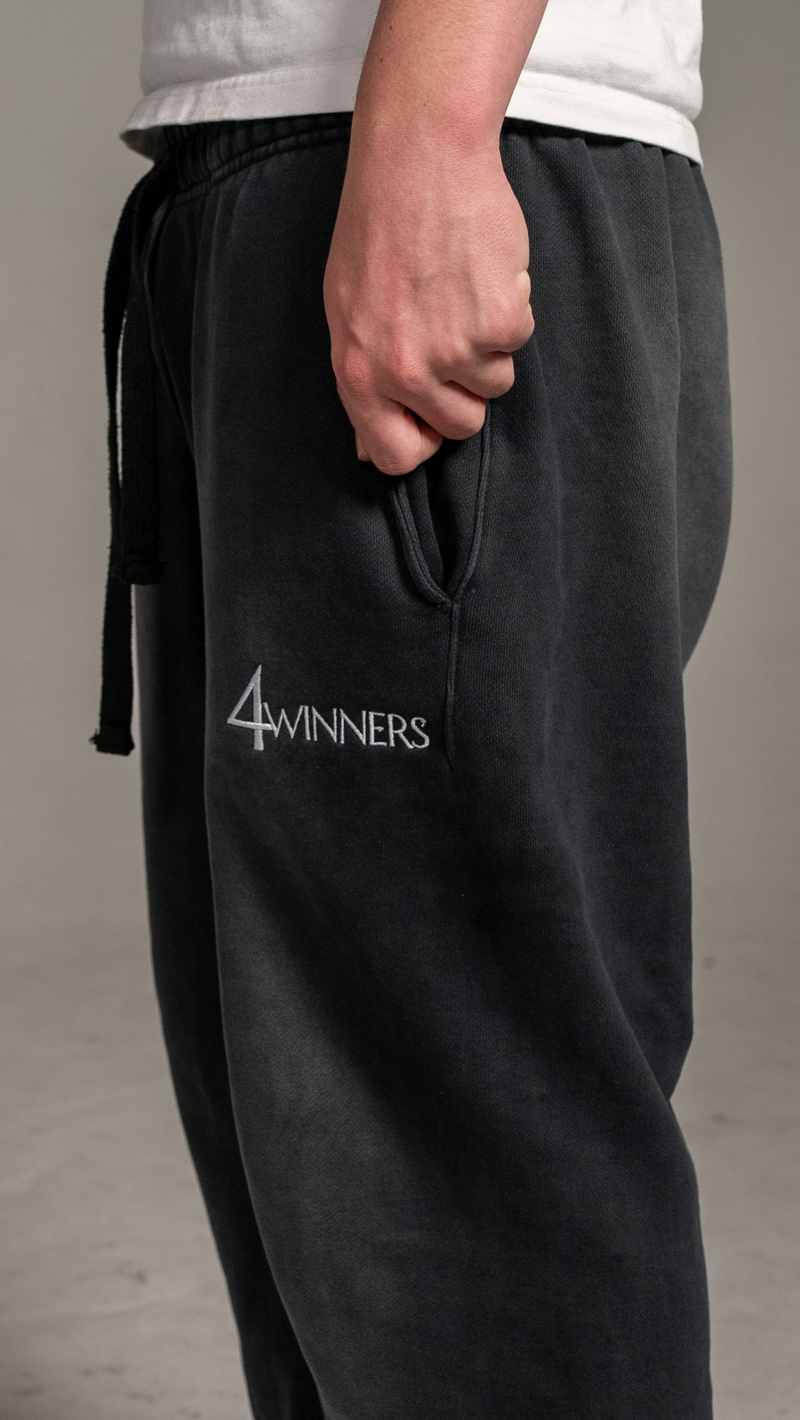 4WINNER LOGO SWEATS - CHARCOAL