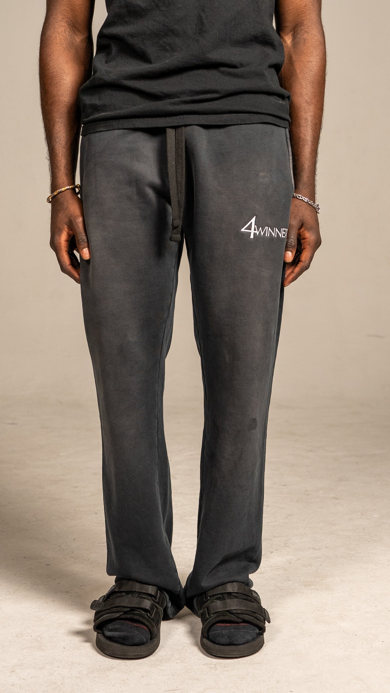 4WINNER LOGO SWEATS - CHARCOAL