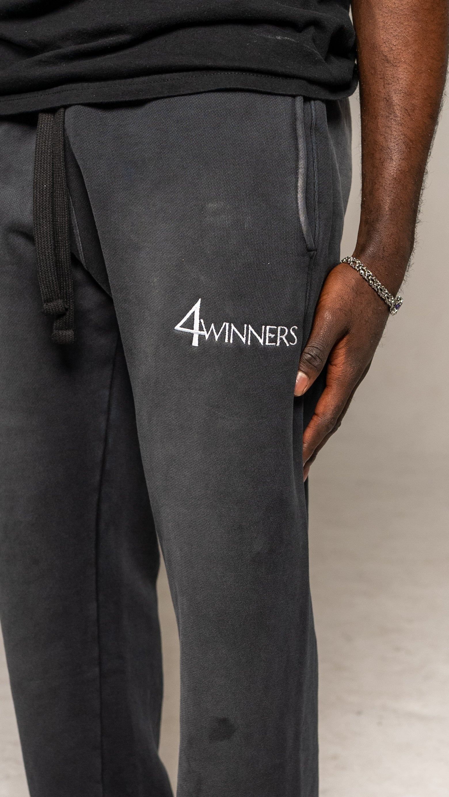 4WINNER LOGO SWEATS - CHARCOAL