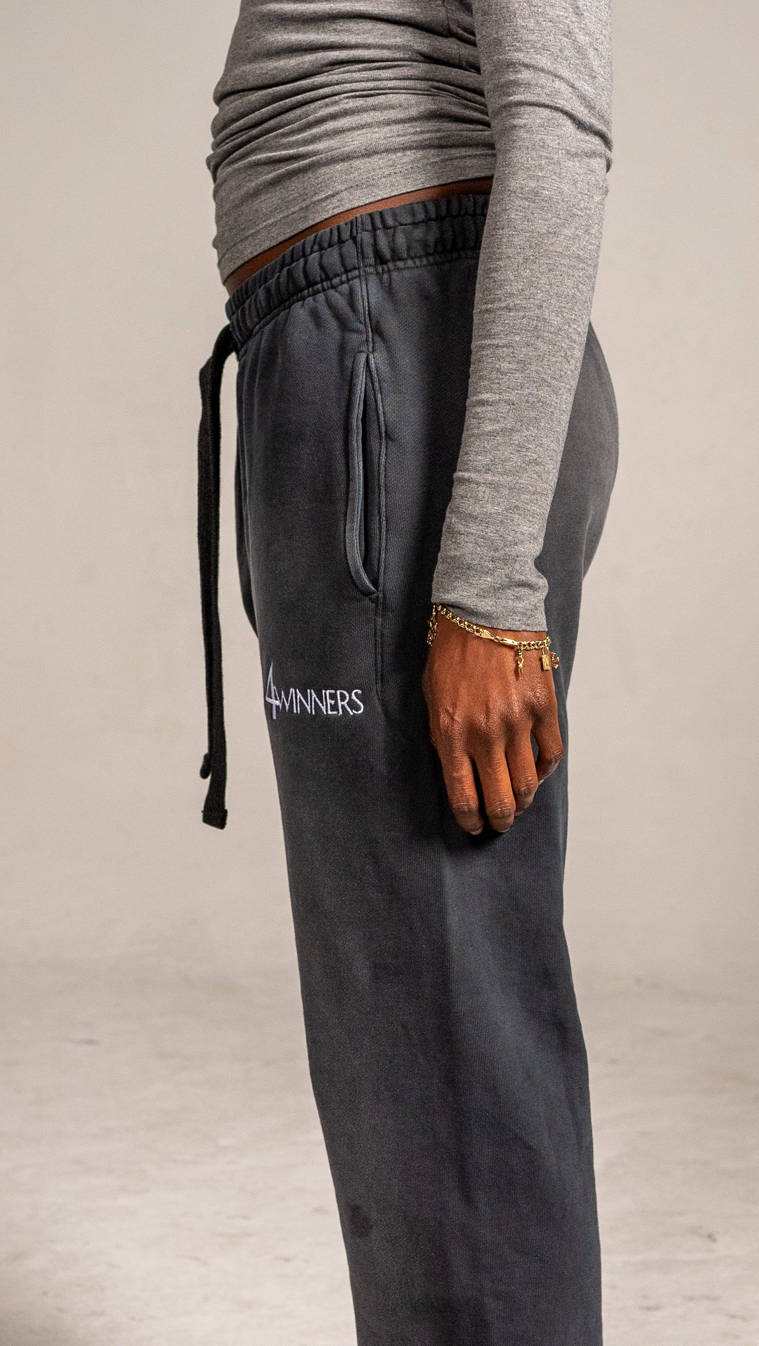 4WINNER LOGO SWEATS - CHARCOAL
