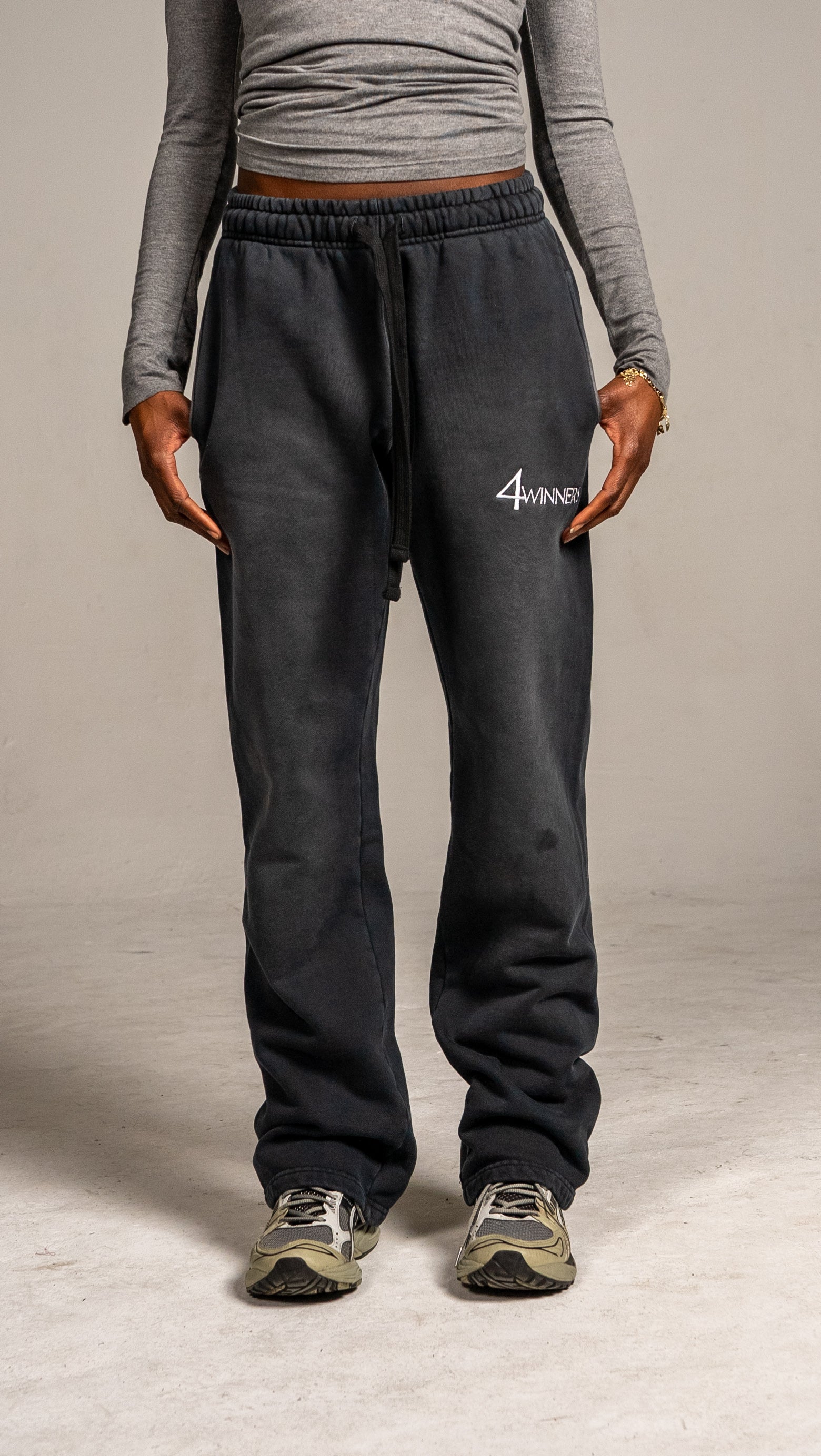 4WINNER LOGO SWEATS - CHARCOAL